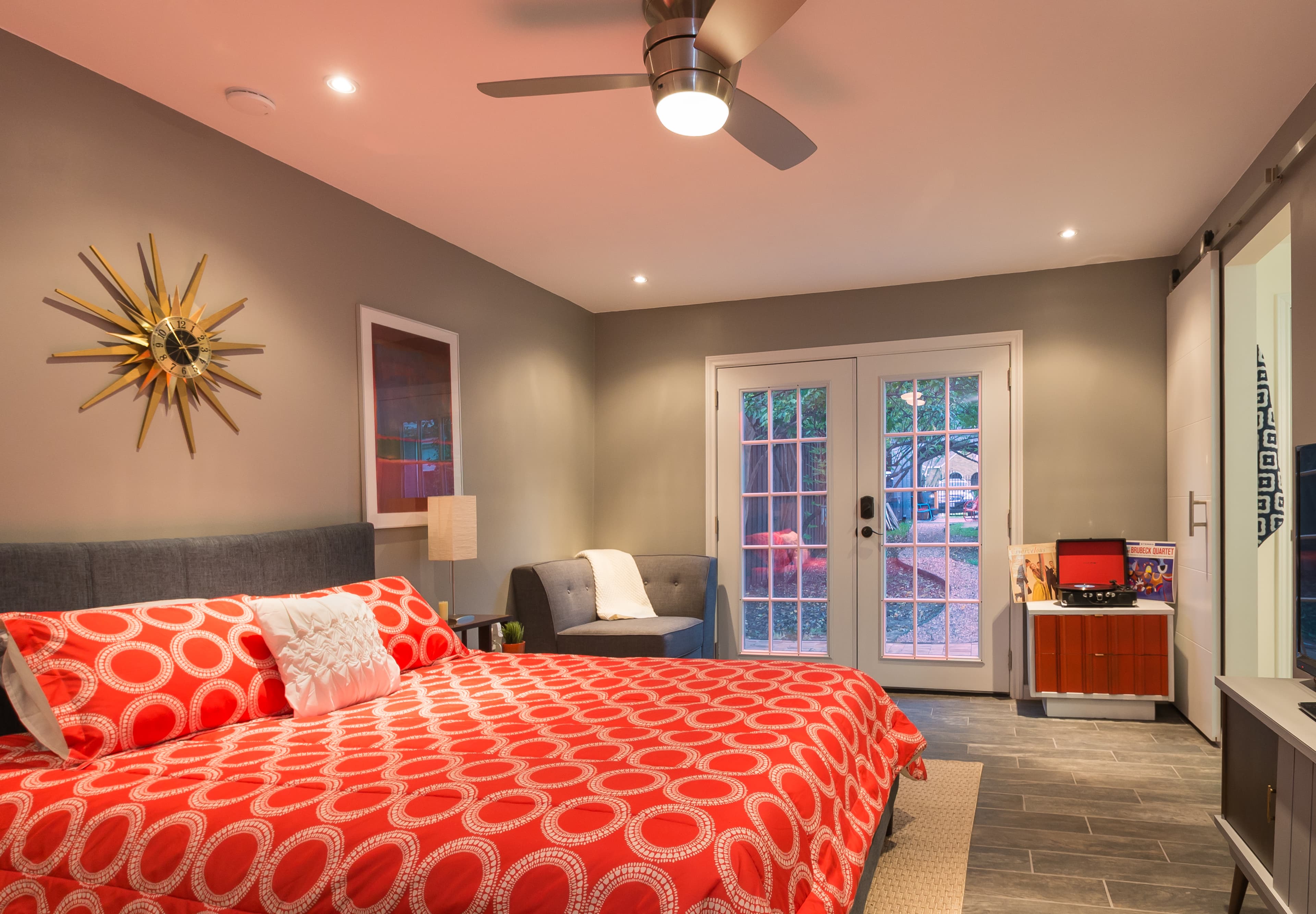 Mid Century Guest House Easy Drive to ATT Stadium! in District 1, Dallas