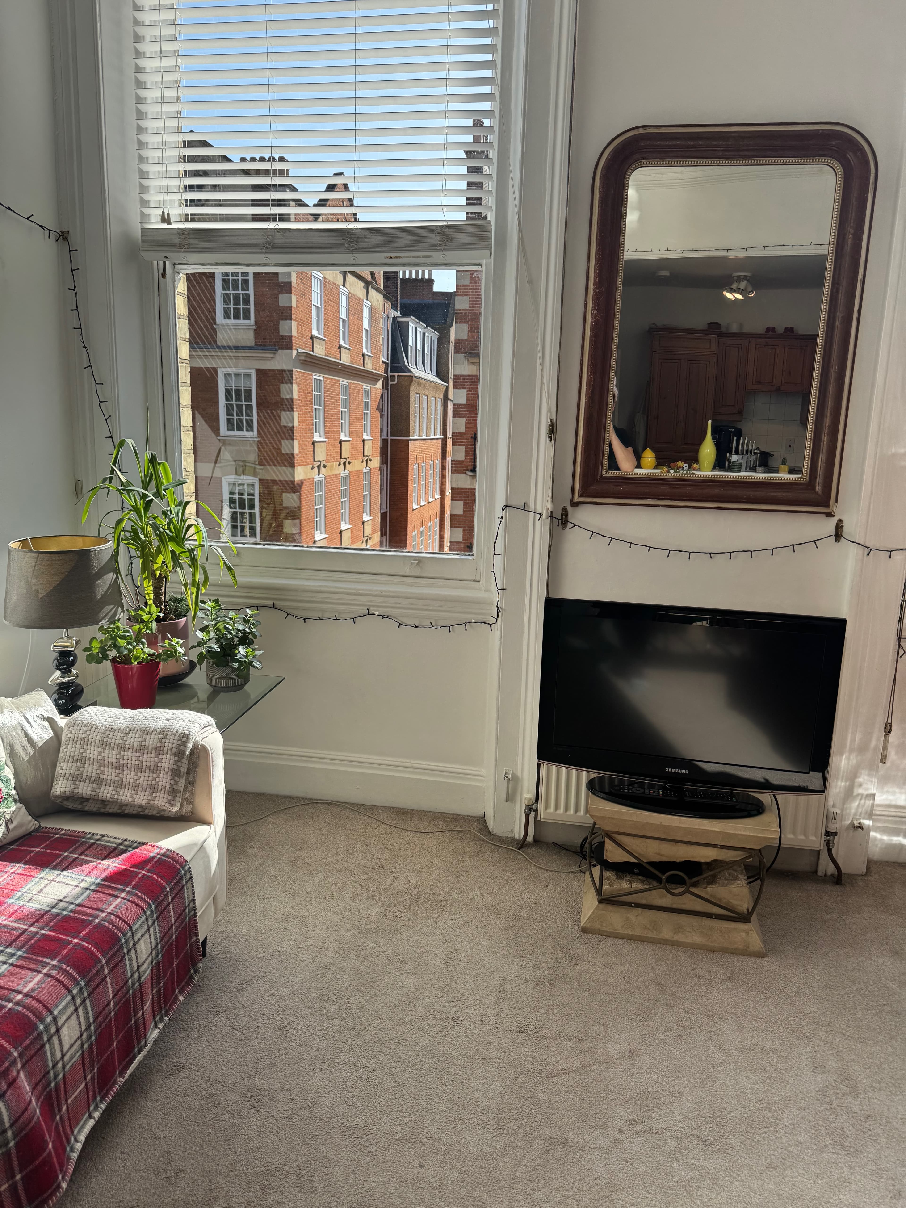 Bright 2-Bed in Earl’s Court SW5 | Piano | Lift in Kensington and Chelsea, London